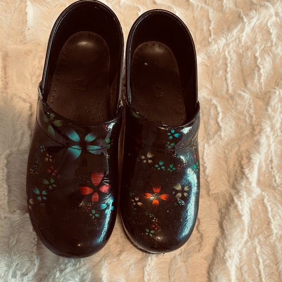 pink dansko nursing shoes